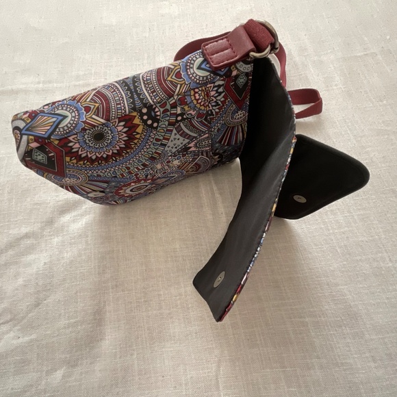 Sakroots Sak On The Go Small Messenger Travel Crossbody Graphic Print NWOT - Picture 7 of 16